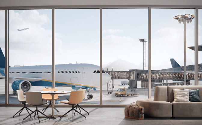Foto de la sala de un aeropuerto con comedor y sofá, a través del ventanal se ve la pista de aterrizaje.