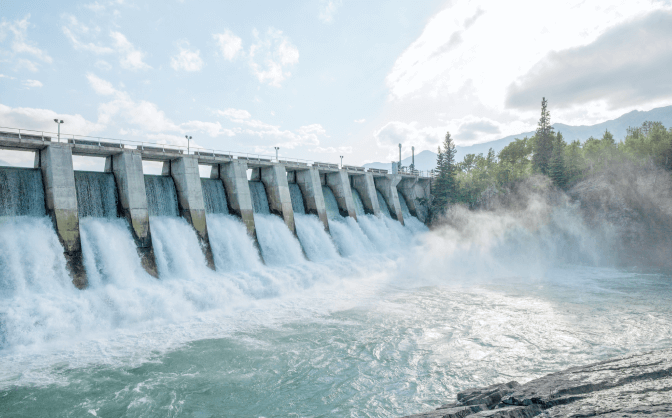 Foto en el día de una represa que produce energía con el almacenamiento del agua como recurso natural.